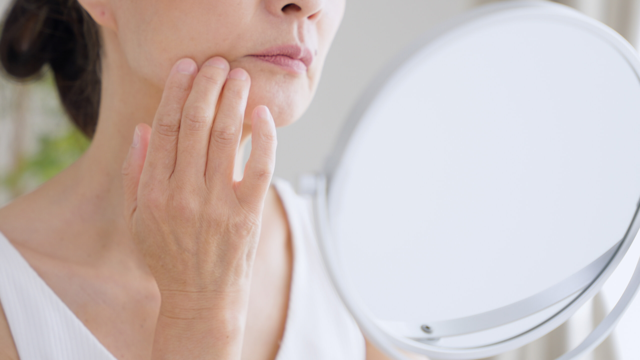 口元を気にする女性