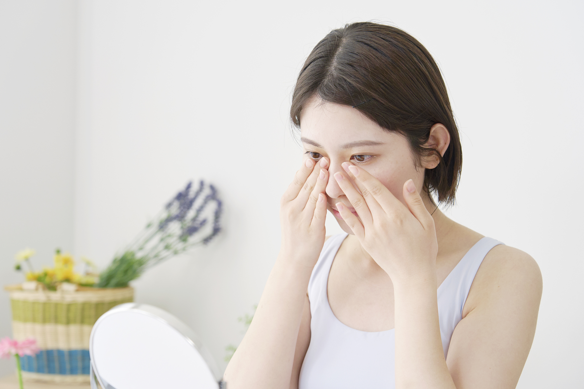 スキンケアする女性