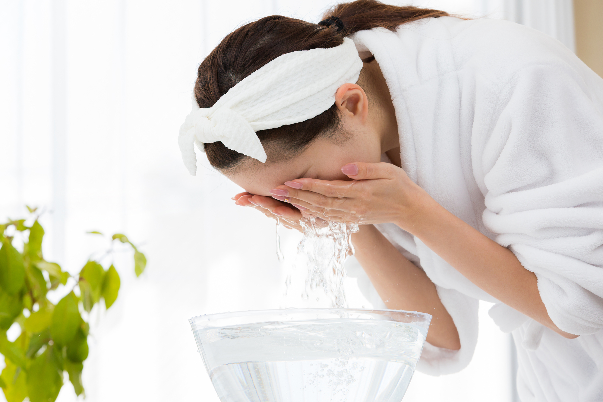 洗顔する女性