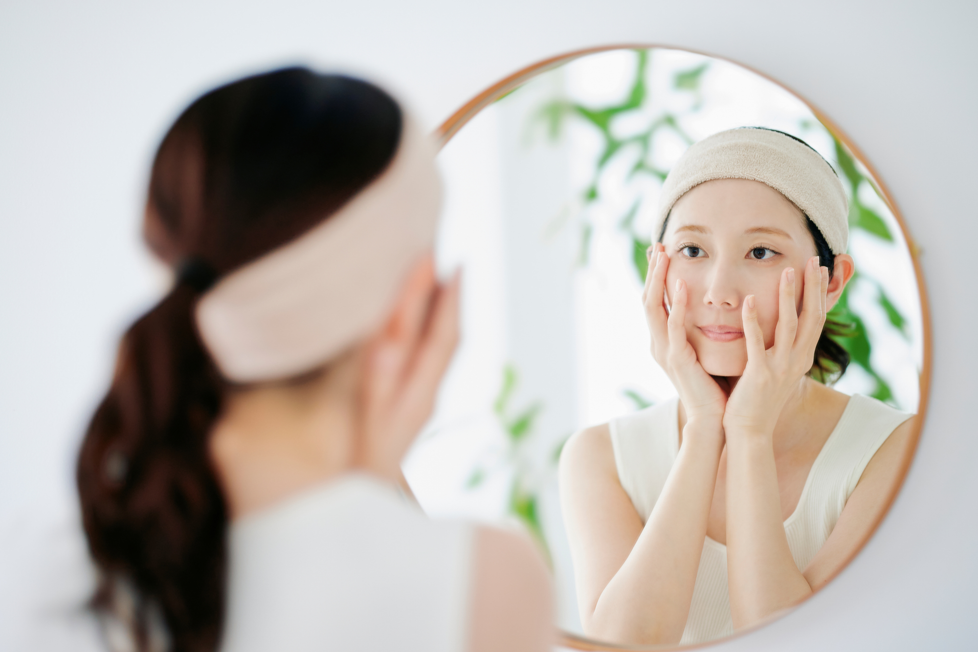 肌チェックする女性