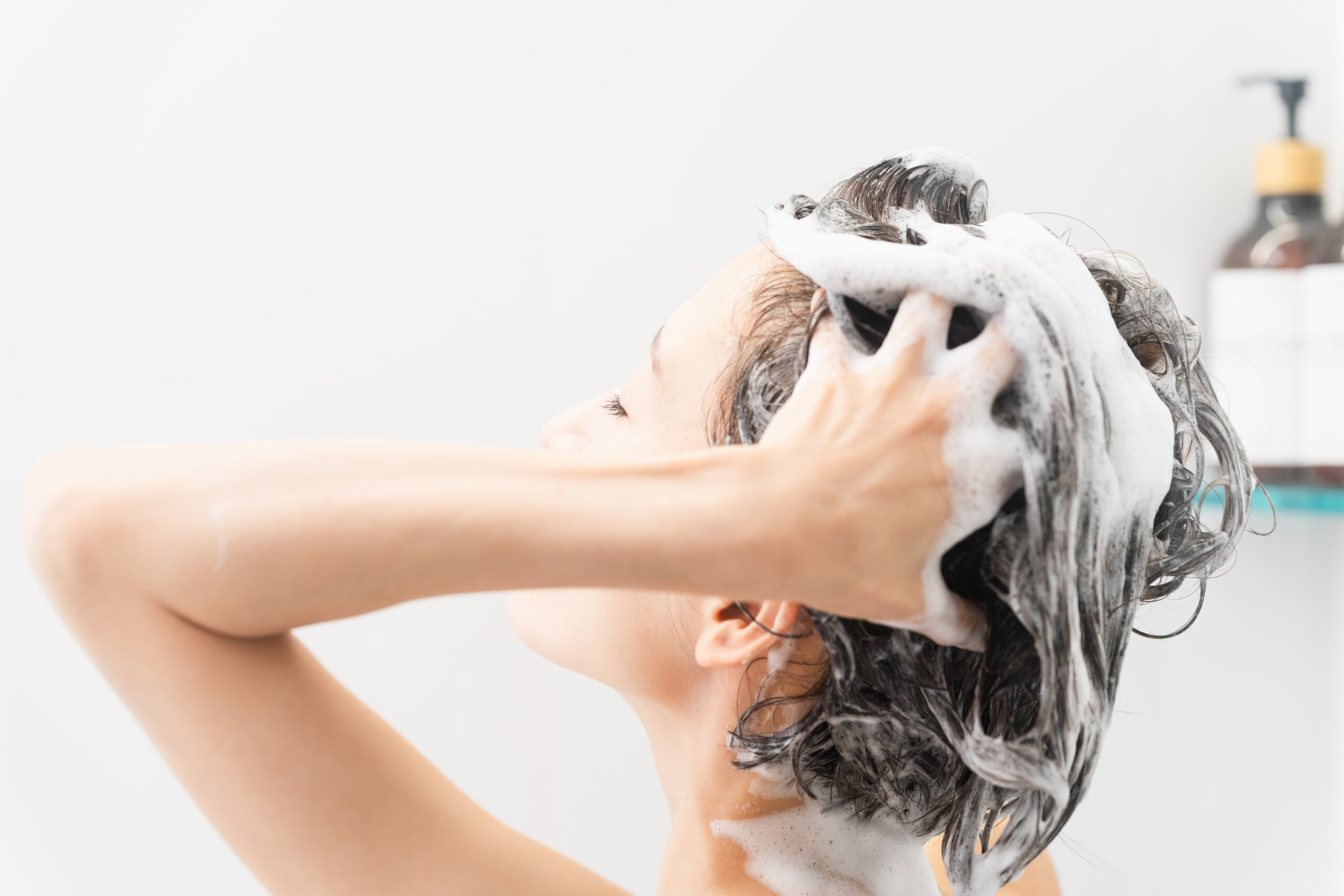 シャンプーする女性