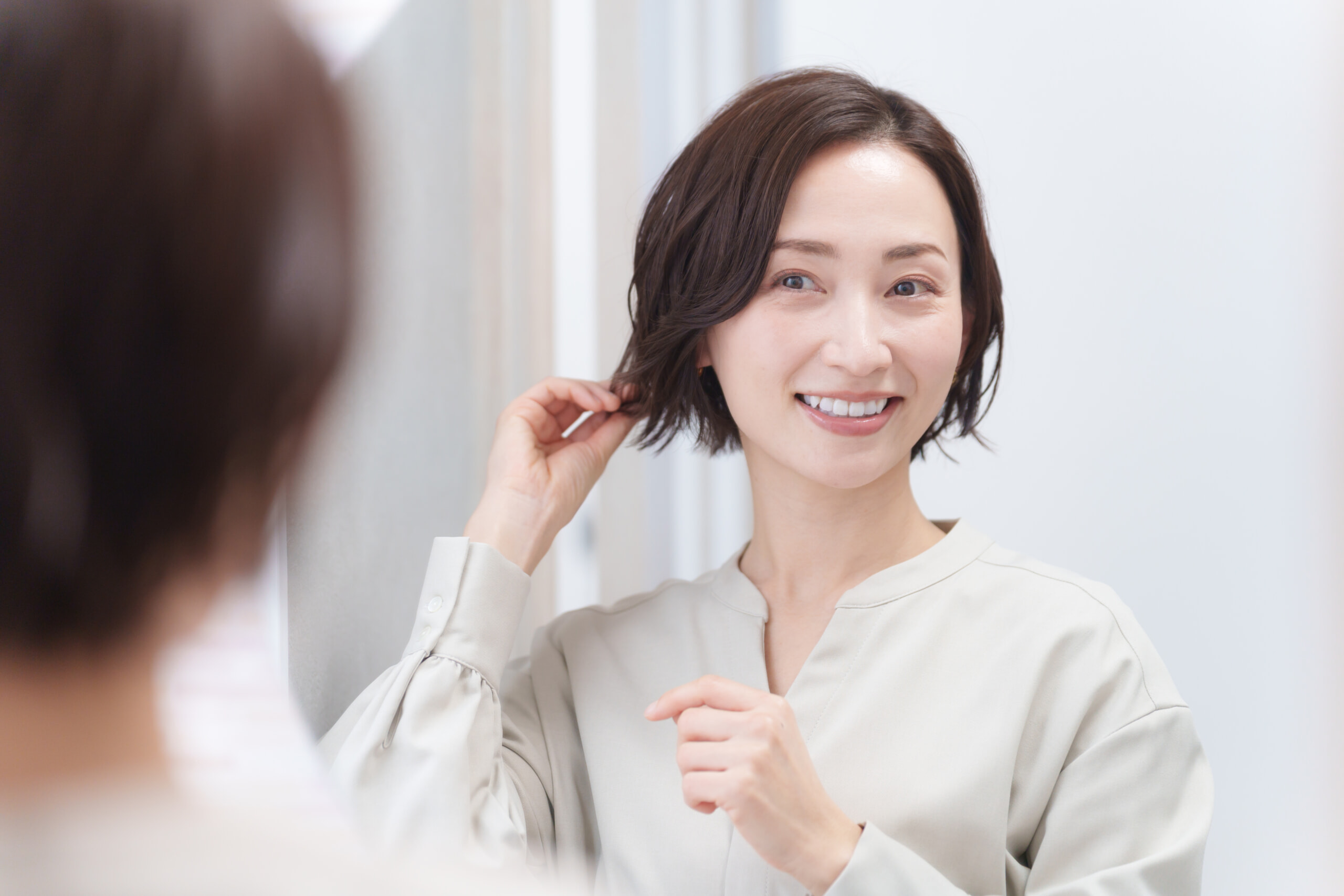 ヘアヘアする女性