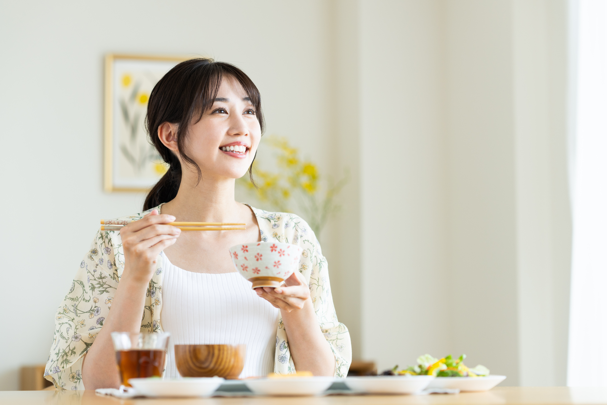 朝食をとる女性