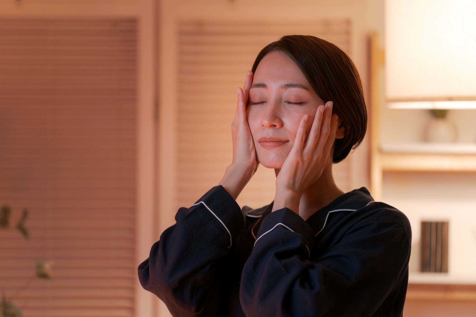 ナイトスキンケアする女性