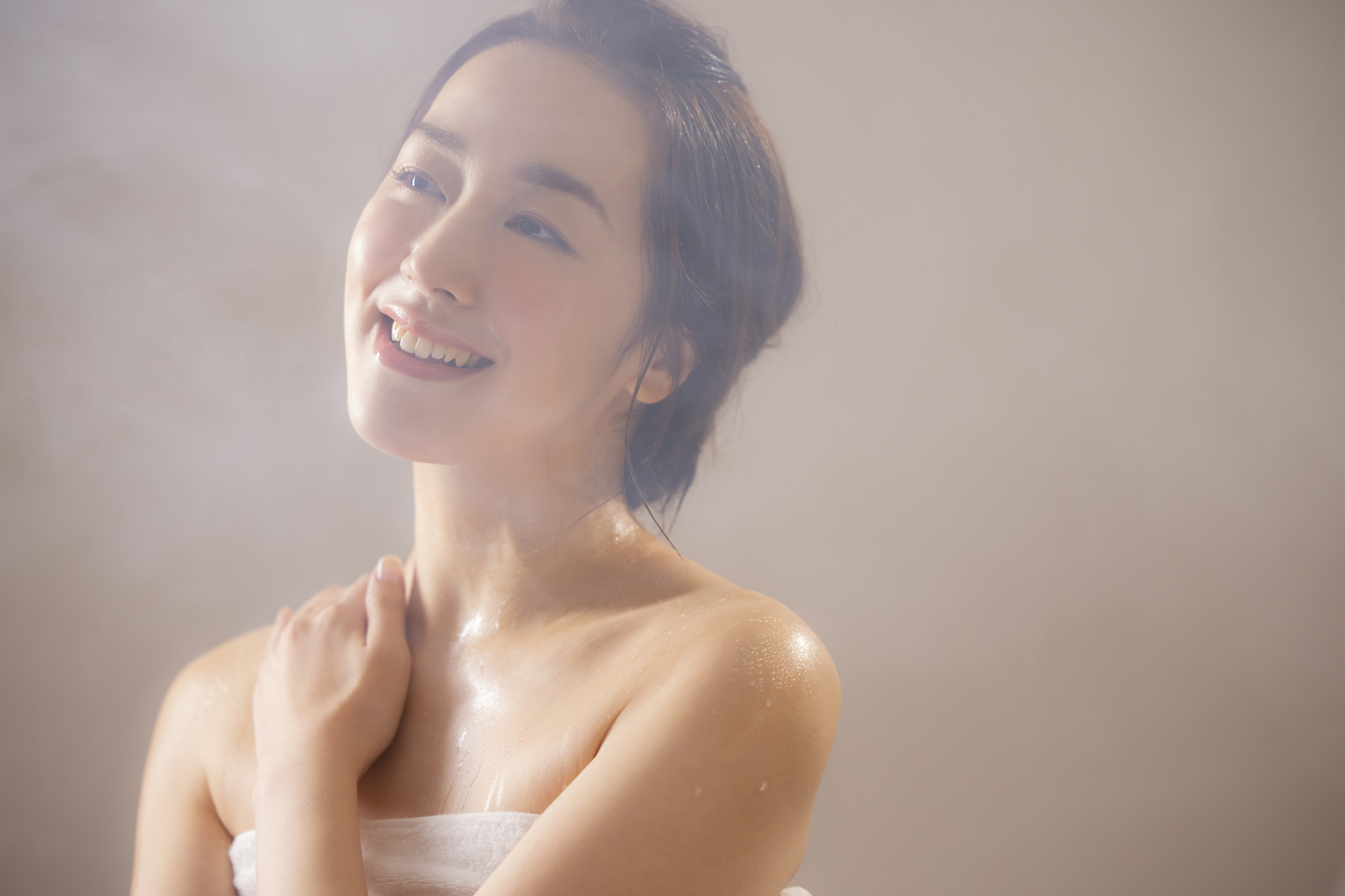 サウナに入る女性
