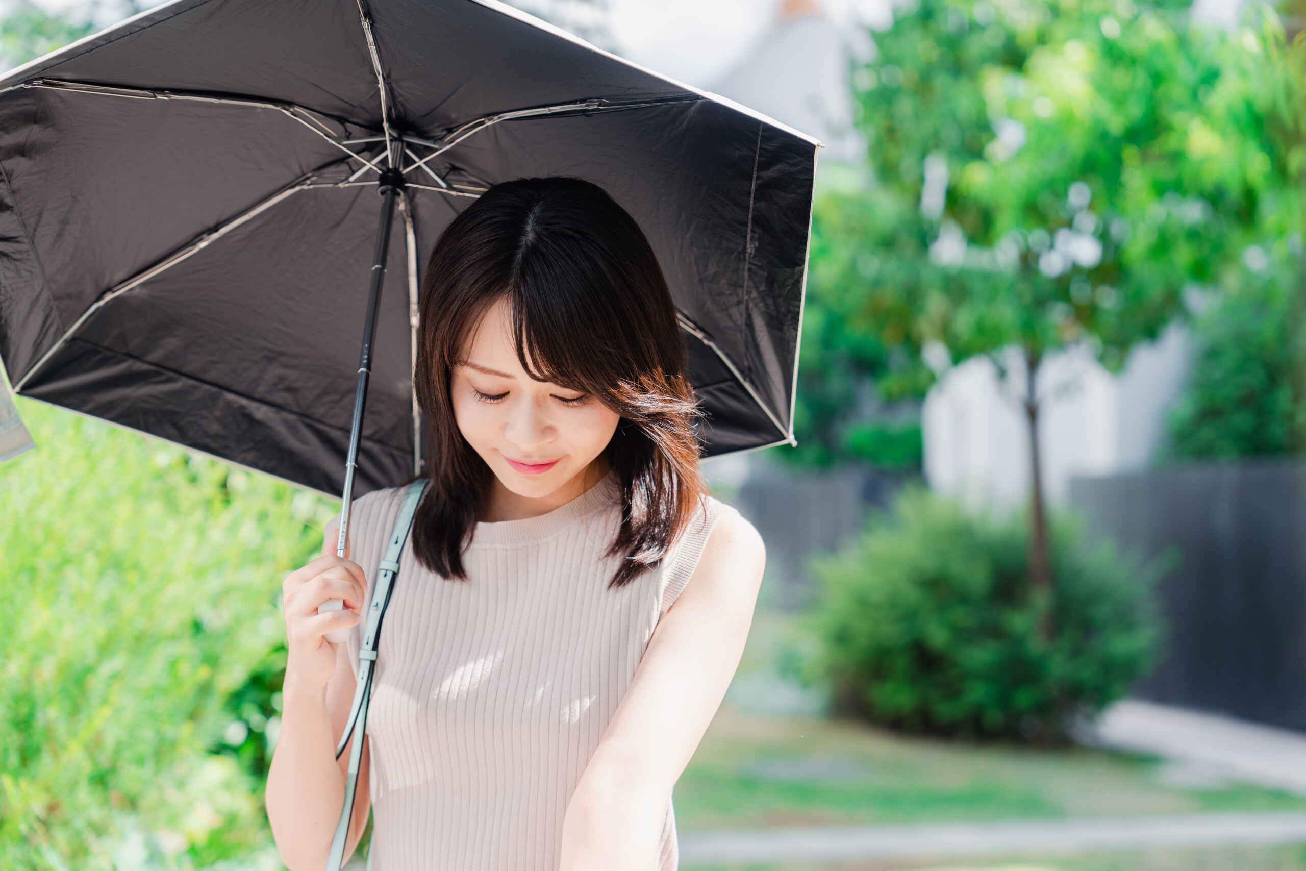 日傘をさす女性
