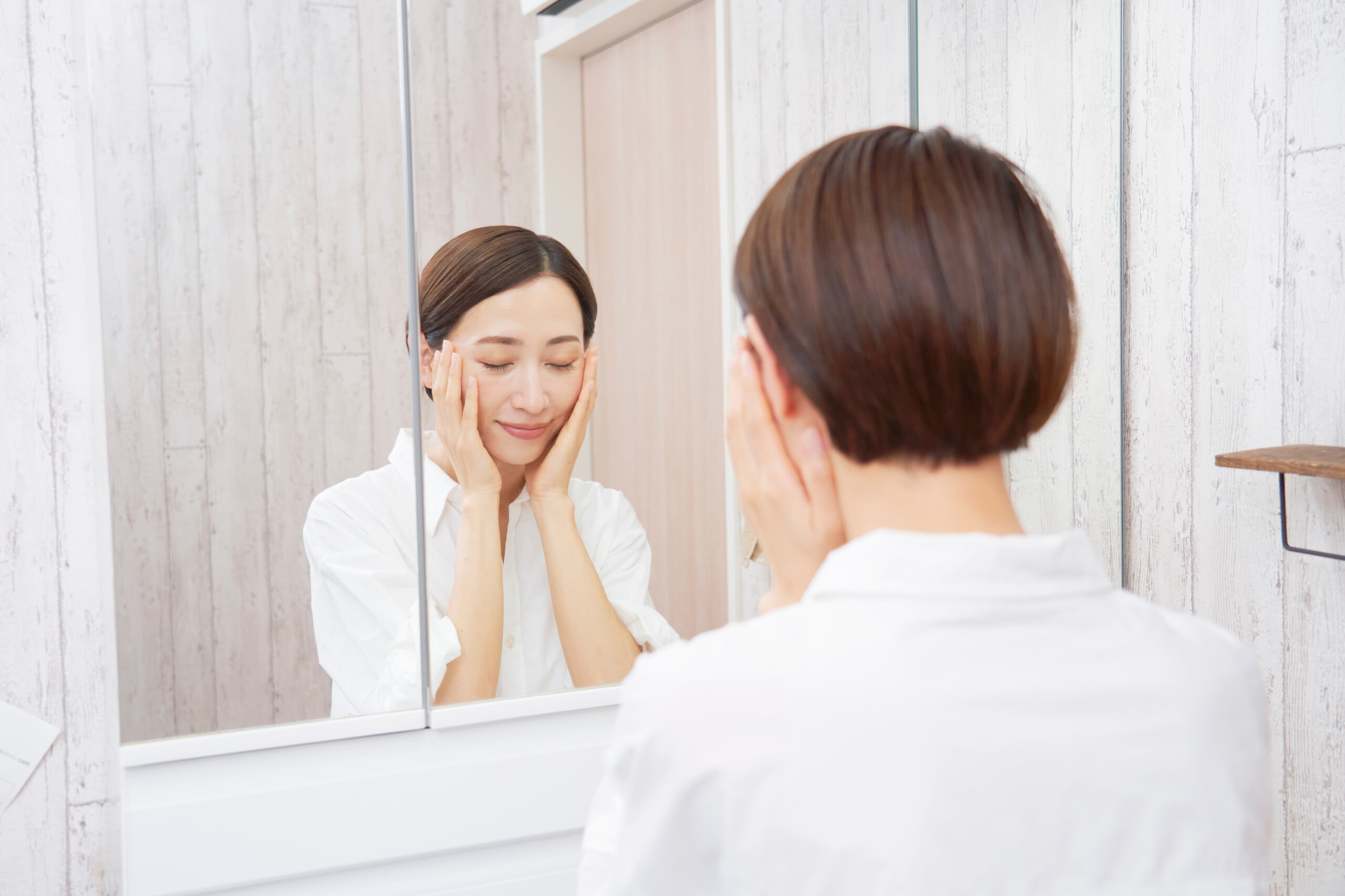 スキンケアする女性