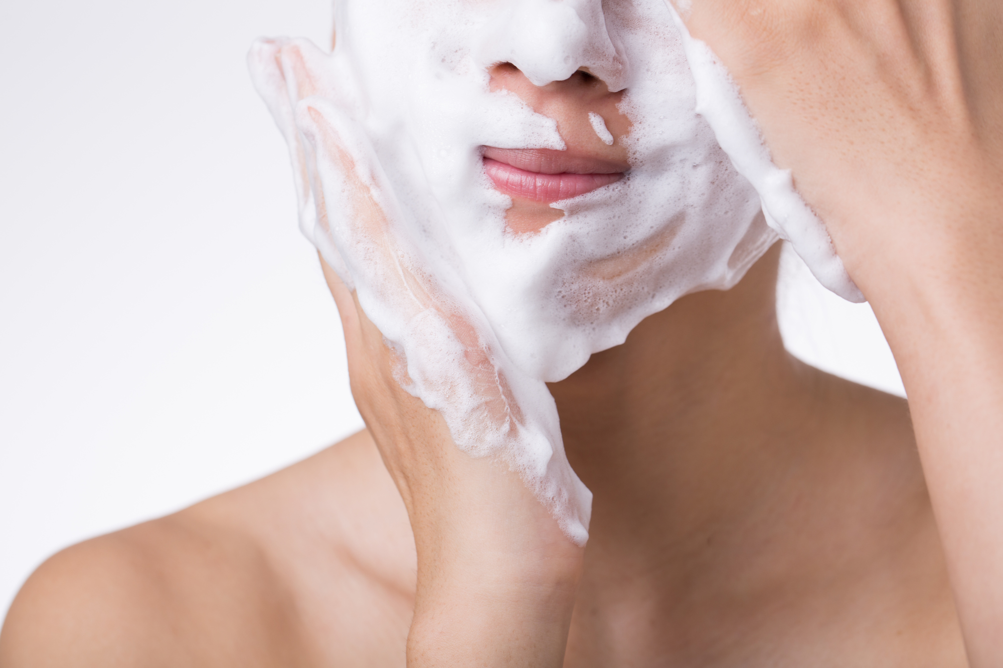 洗顔する女性