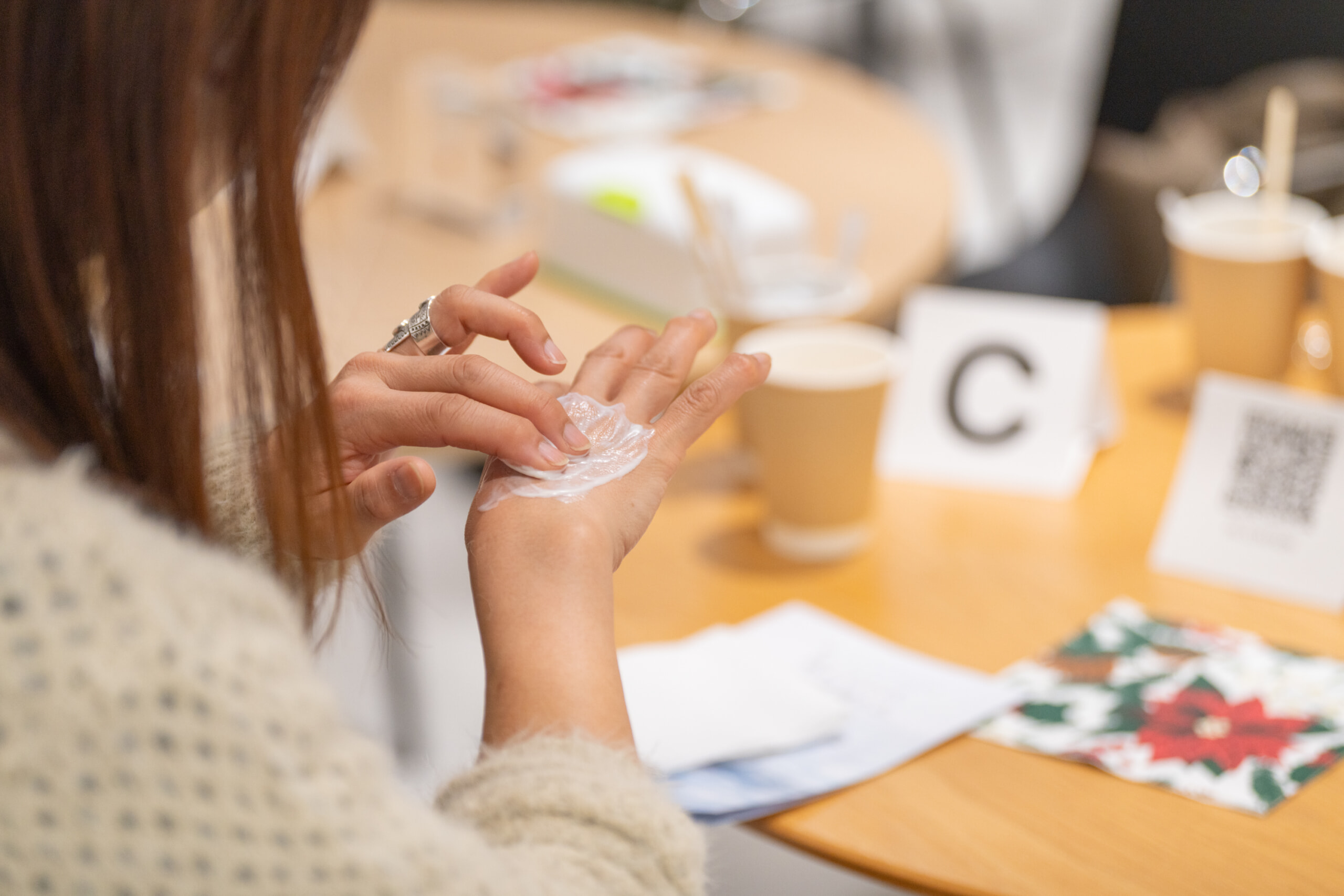 実際に新商品を試してみるお客様