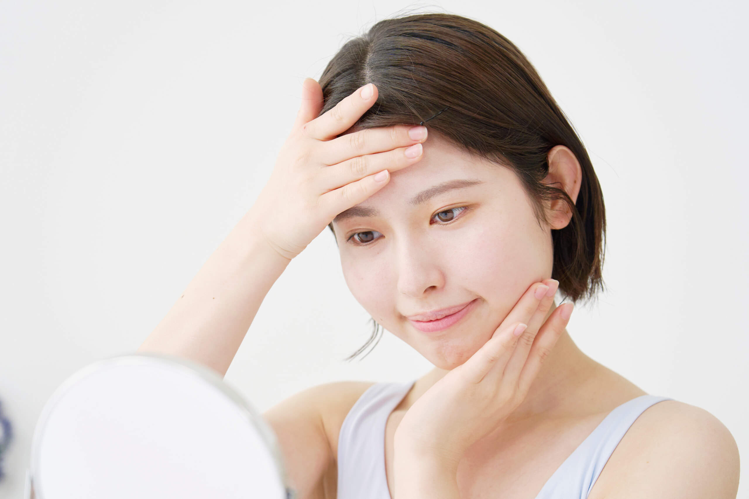 スキンケアする女性