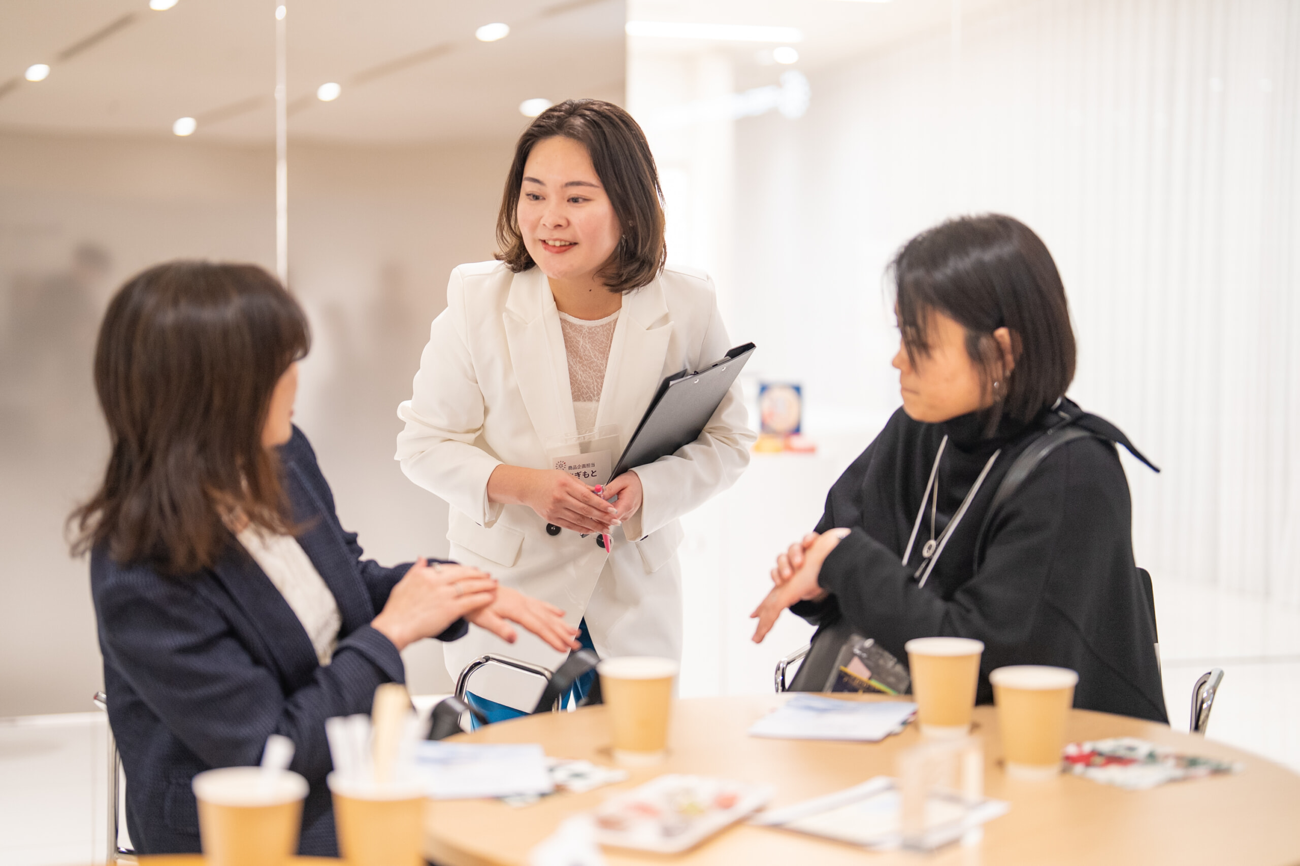 新商品の感想を杉本さんに伝えるお客様