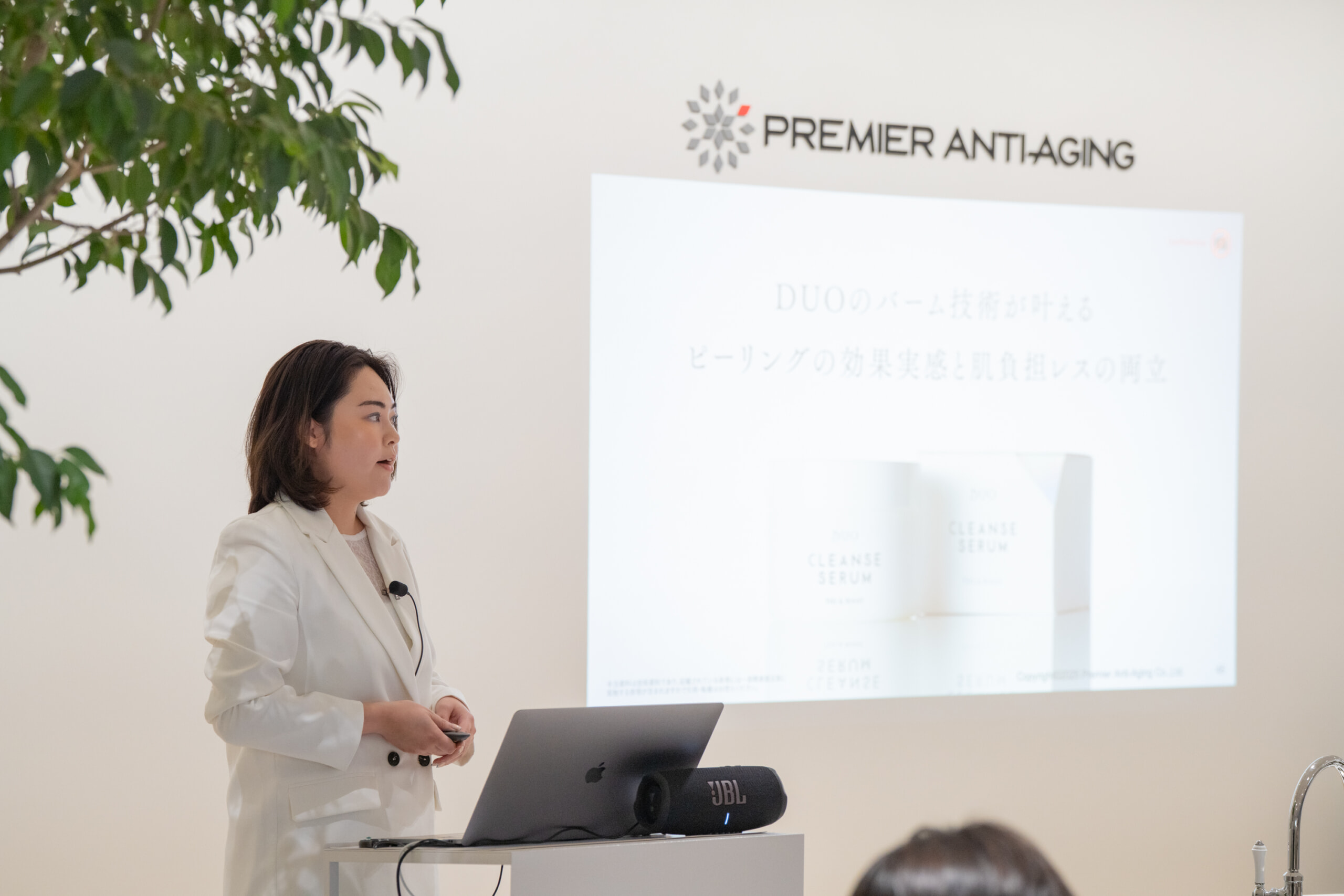 新商品 DUO クレンズセラム ピール&ブーストを紹介する商品企画担当者の杉本さん