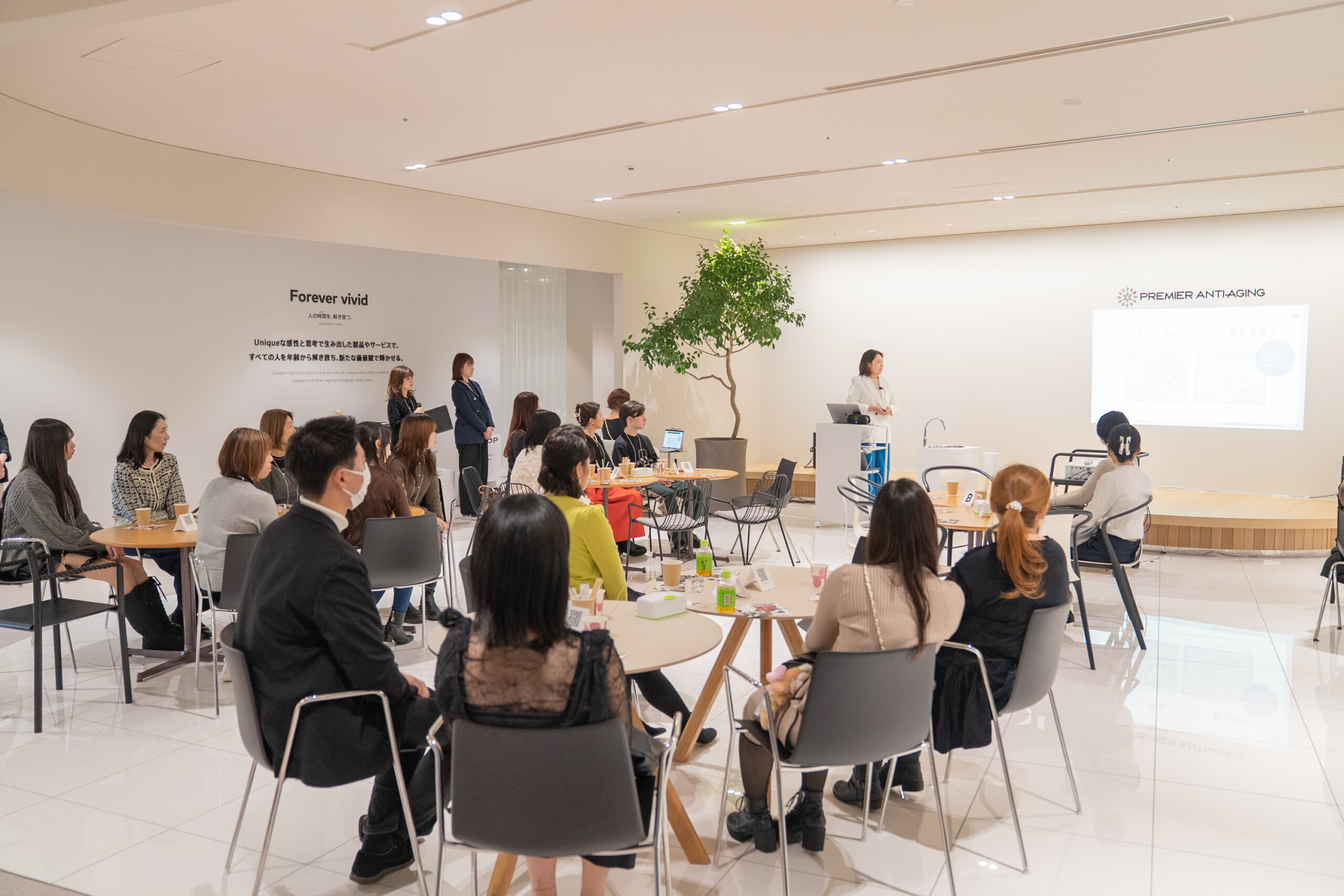 杉本さんの商品紹介を熱心に聞くお客様