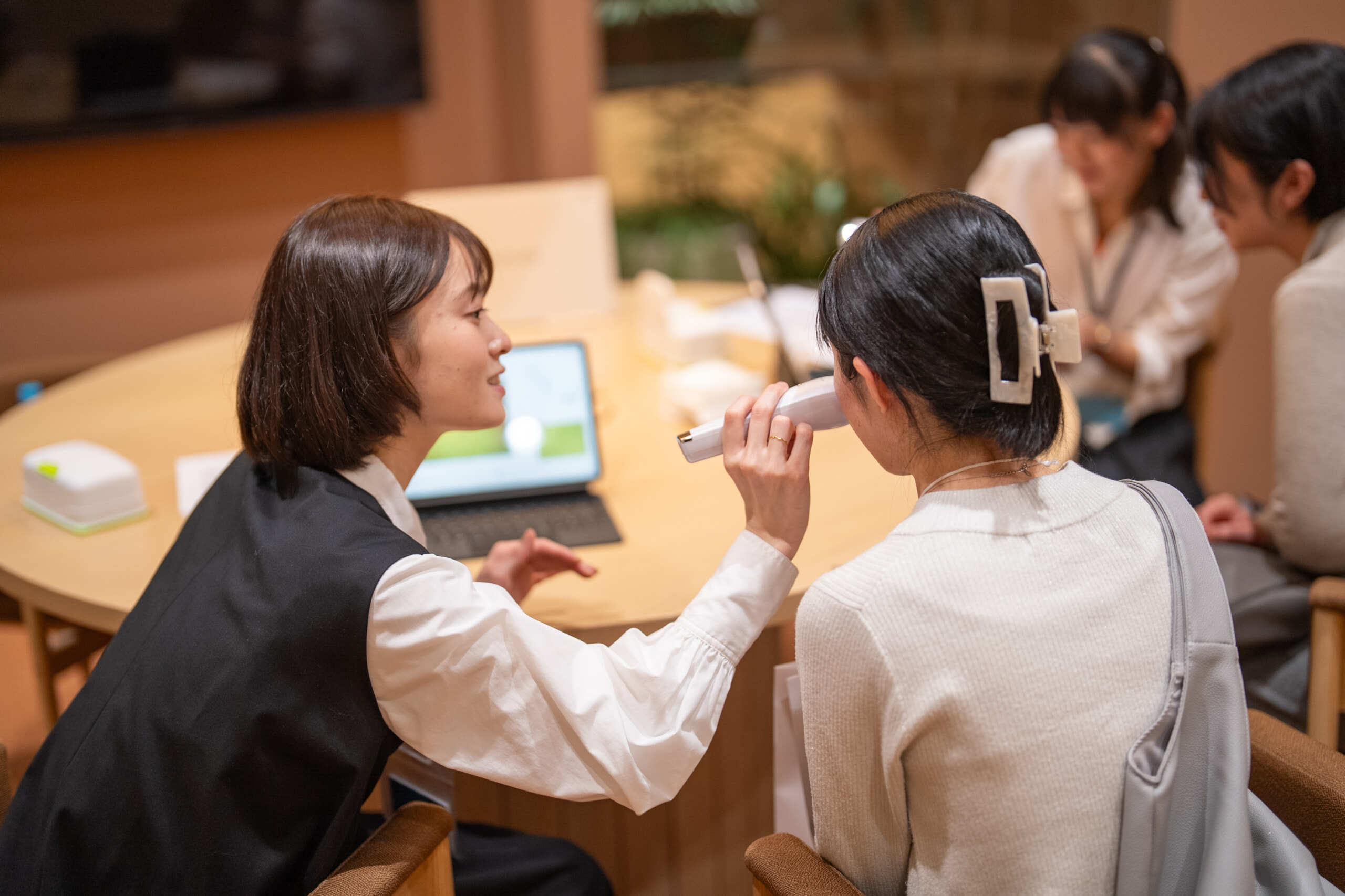 肌診断ブースでの受診風景