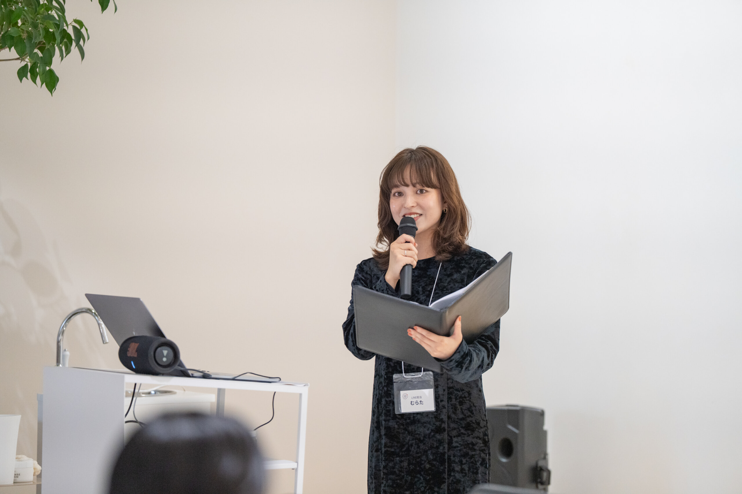 司会進行する村田さん