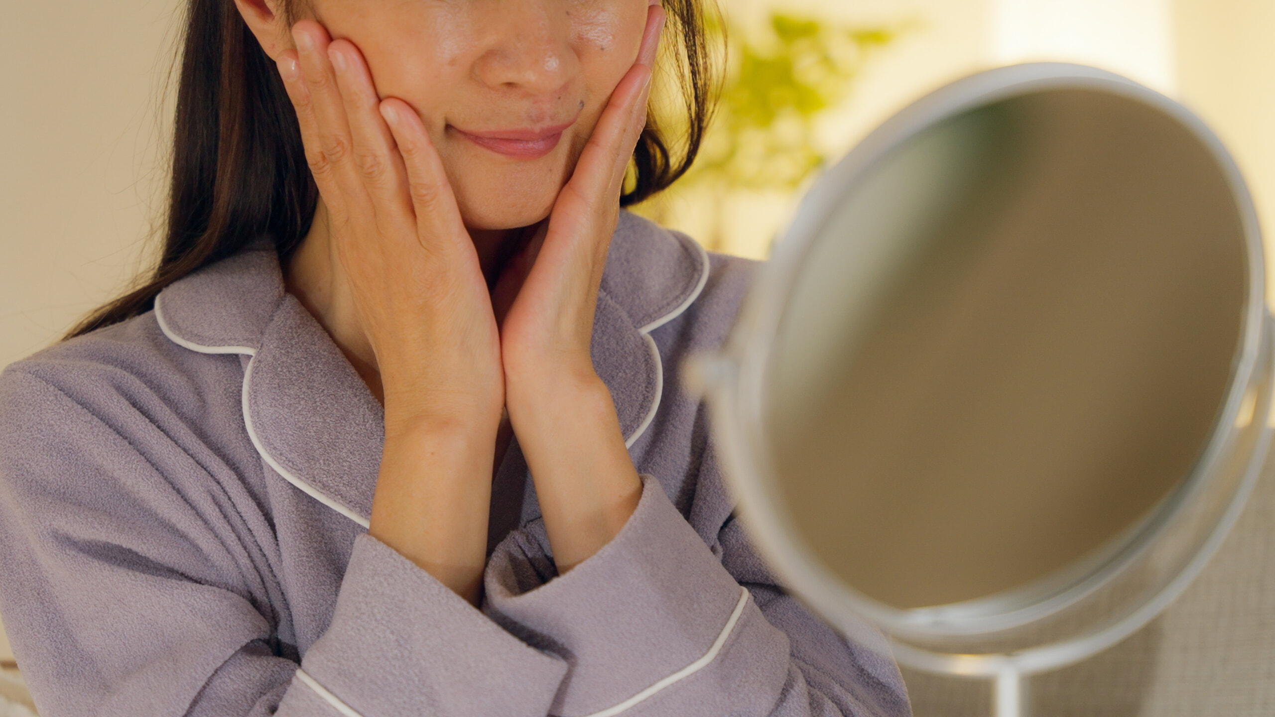 ナイトスキンケアする女性