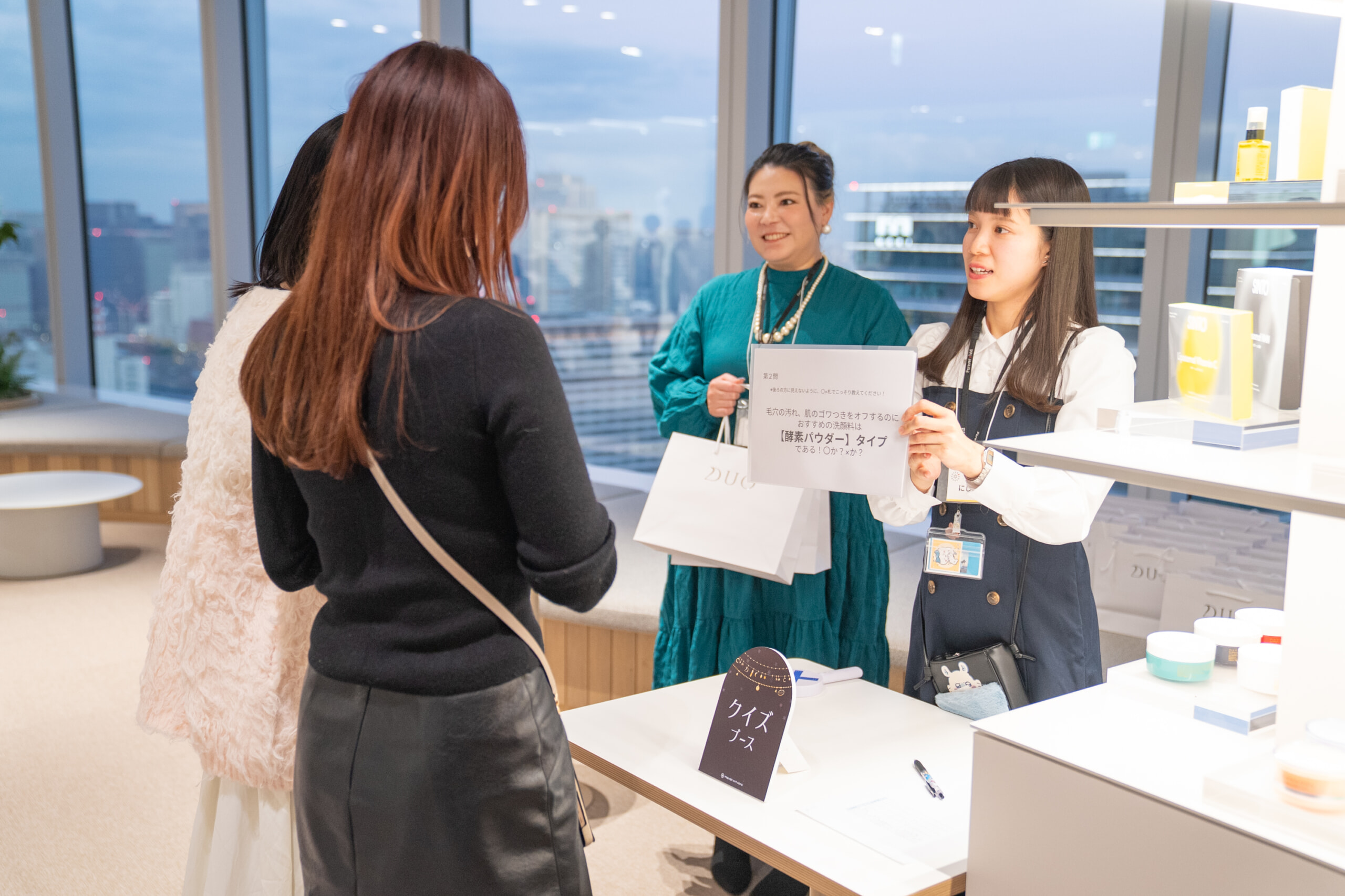 クイズに答えるお客様