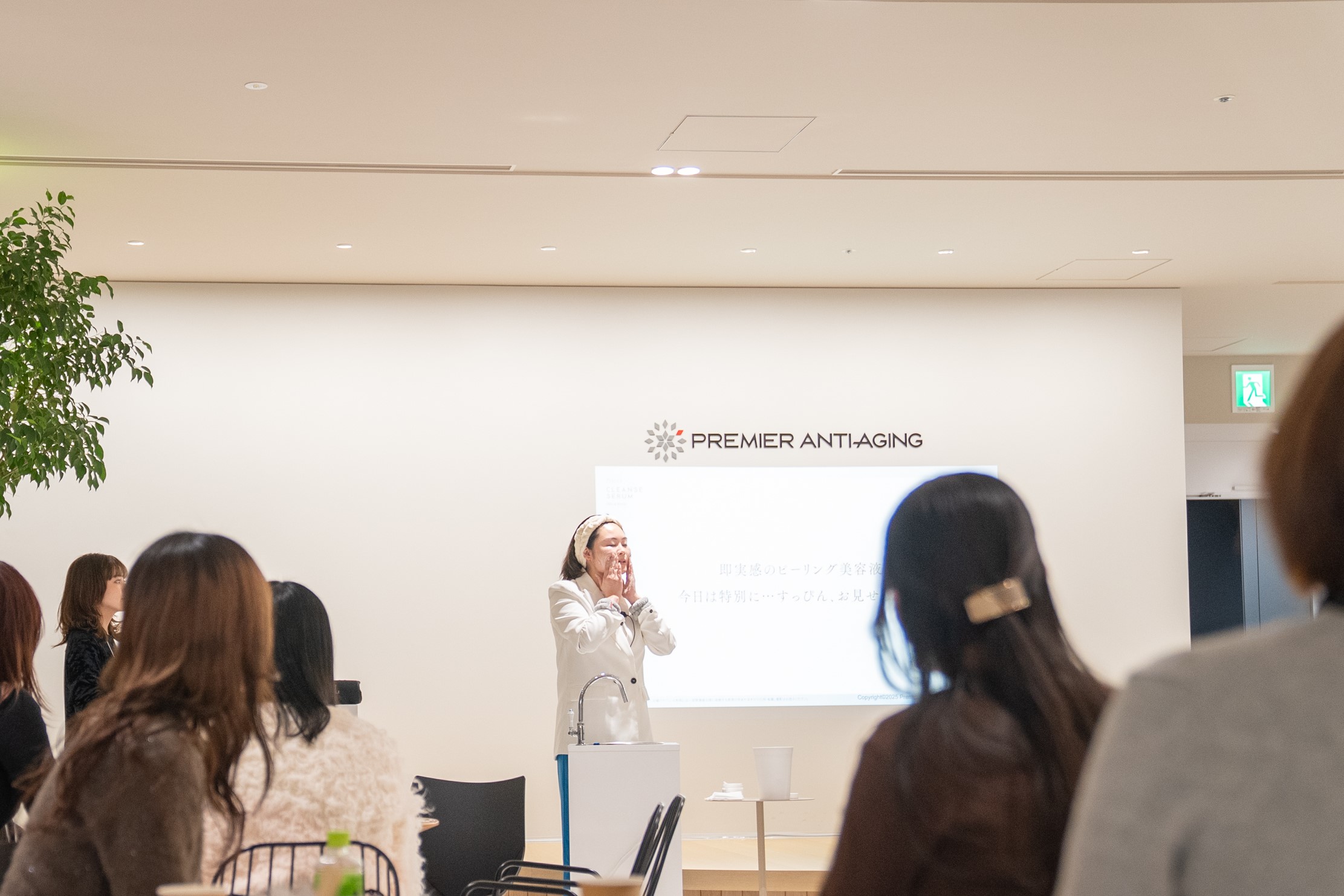 実際に顔を洗いながら新商品の使い方をレクチャーする杉本さん