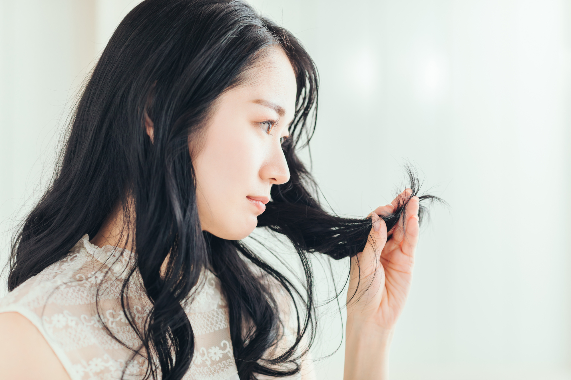 髪ダメージに悩む女性