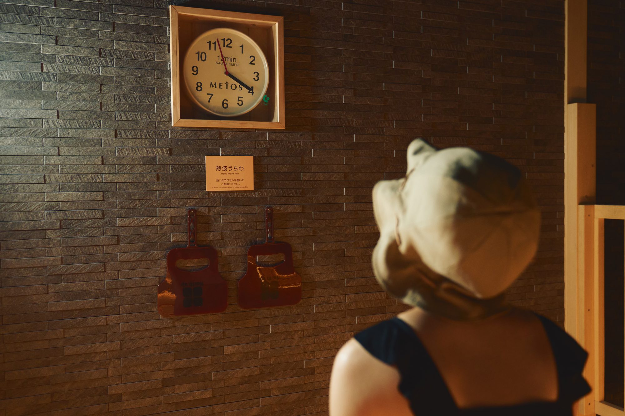 サウナに入る女性