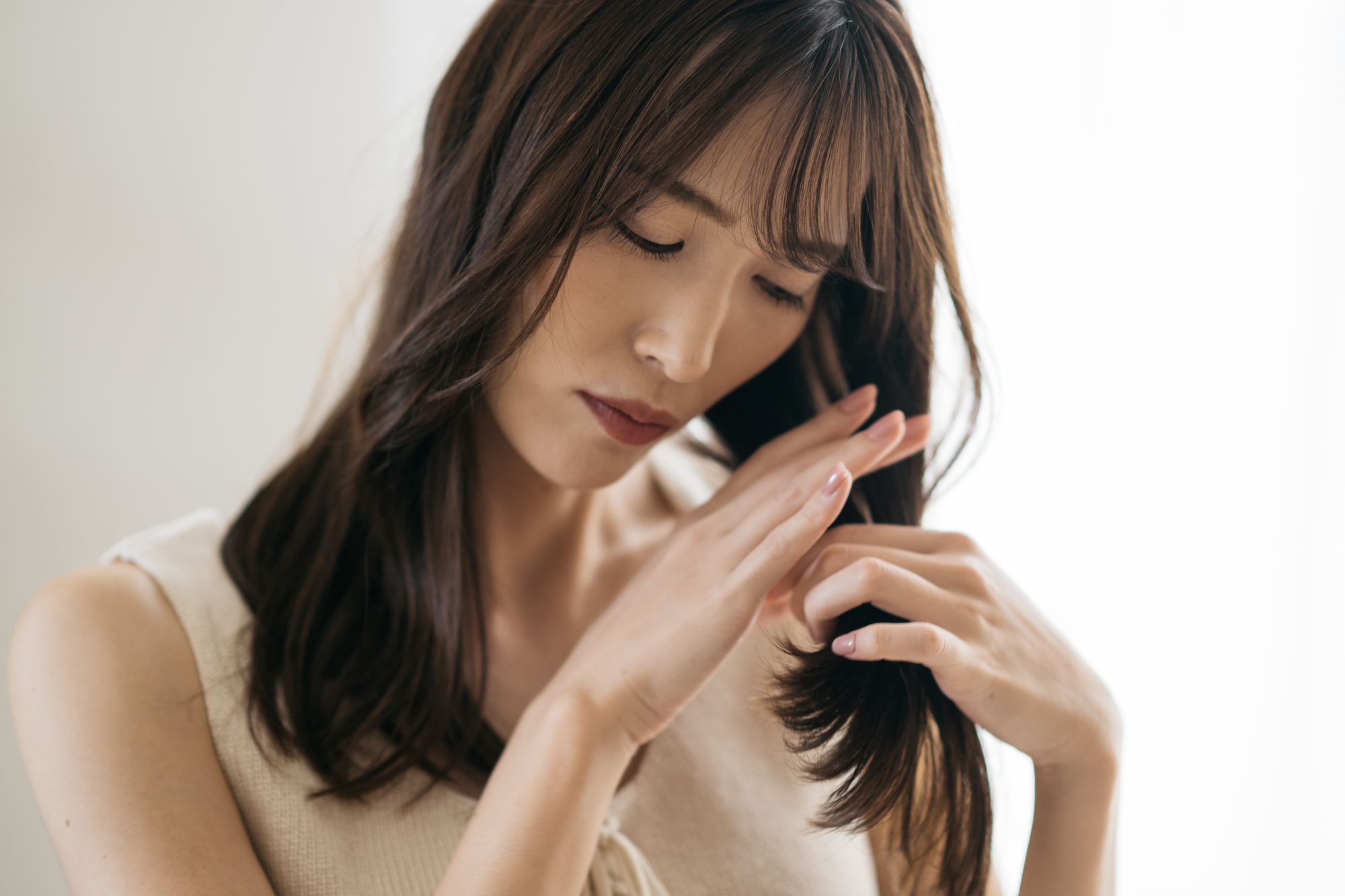 髪ダメージに悩む女性
