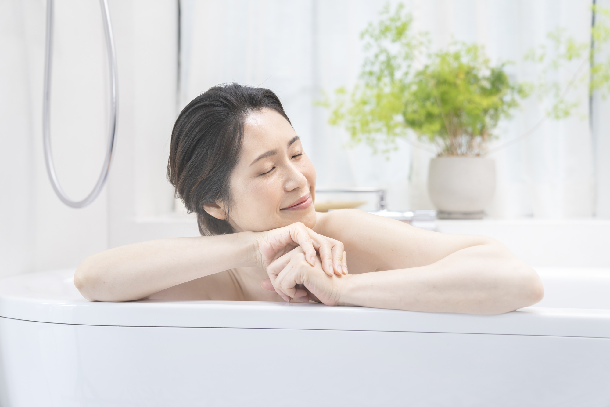 湯船に浸かる女性