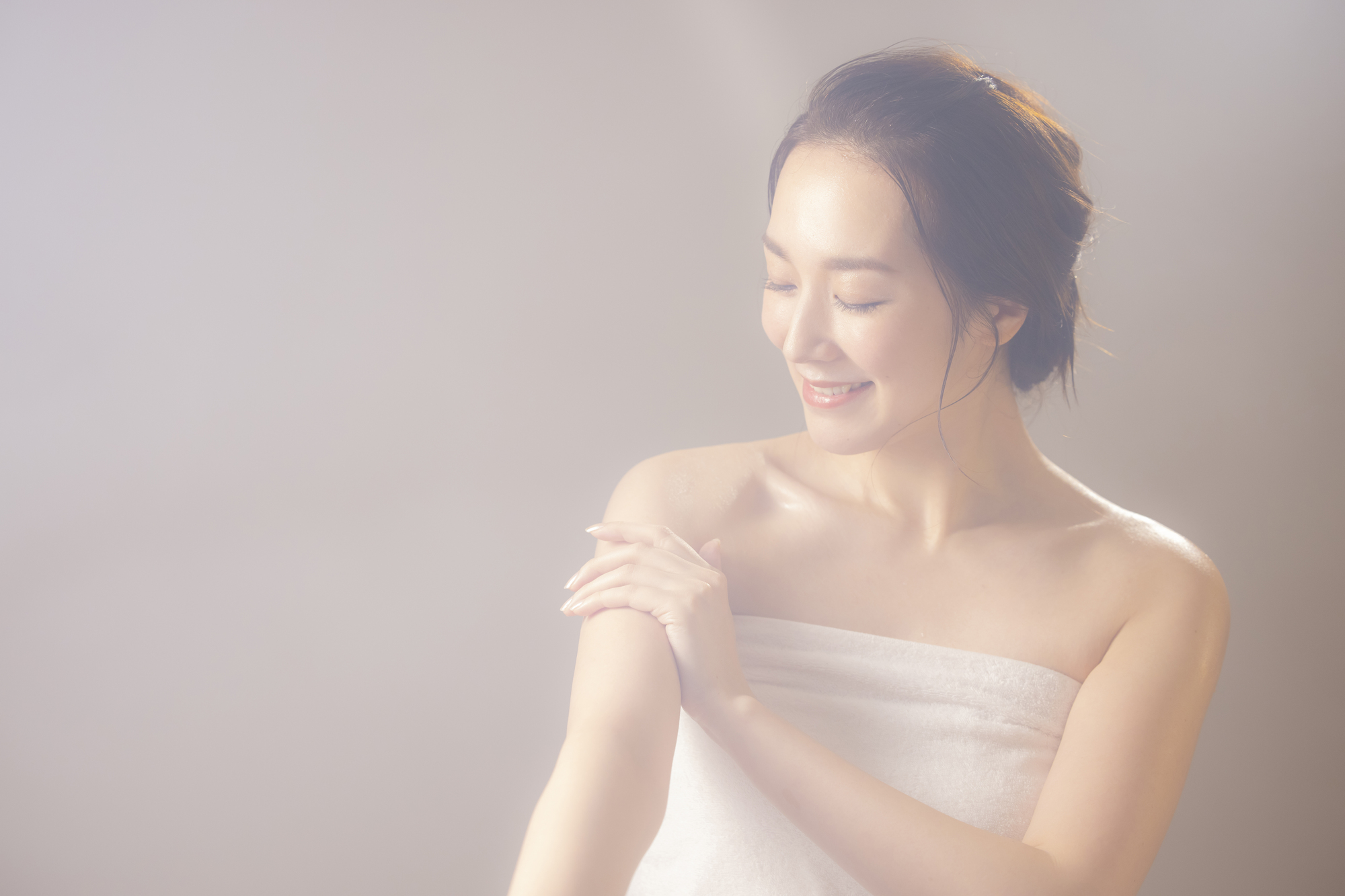 サウナに入る女性