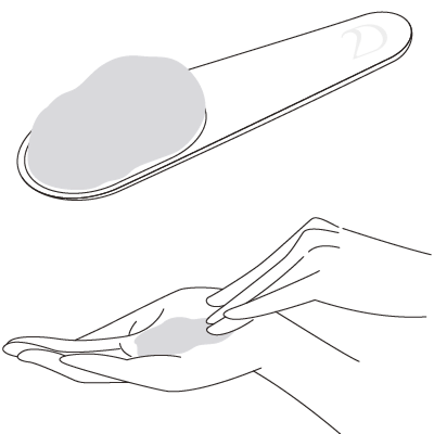 顔・手が乾いた状態で適量を手に取ります。